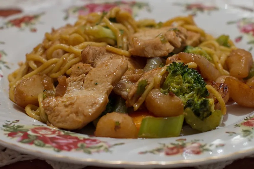 BLACK PEPPER MEE GORENG CHICKEN